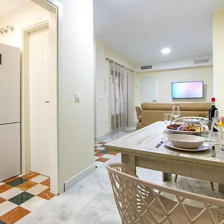 Charming Corners Romero Daire